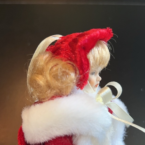 Vintage Kurt Adler porcelain holiday caroller in red velvet w/white fur trim-NWT - Picture 10 of 16